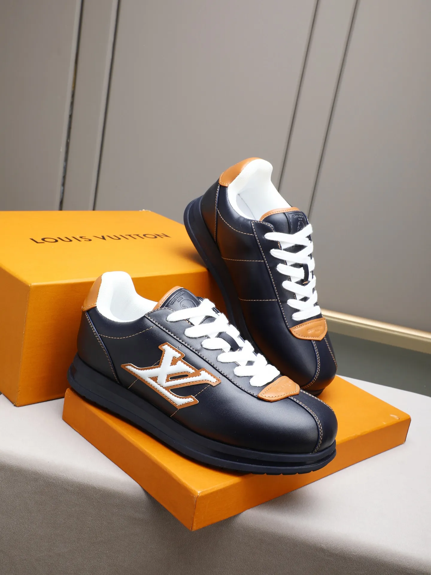 PP560 LV Louis Vuitton L Jialu Brand Runner Tatic Series Thick-soled Casual Sports Shoes Running Shoes Original purchase, development and production This LV Runner Tatic sports shoe combines technical materials such as mesh fabric and ribbons to interpret the inspiration of traditional mountaineering shoes. LV letters are written on one side, the lariat buckle of the quick lacing system is embellished with Monogram flowers and Louis Vuitton logos, and the light and wear-resistant rubber outsole completes the whole. ▪️Fabric: Original imported cowhide + mesh ▪️Inner lining: Original customized breathable mesh ▪️Sole: Original open-molded anti-slip rubber combination material ▪️Size: Men's 38-44 (customized for 45 and 46)